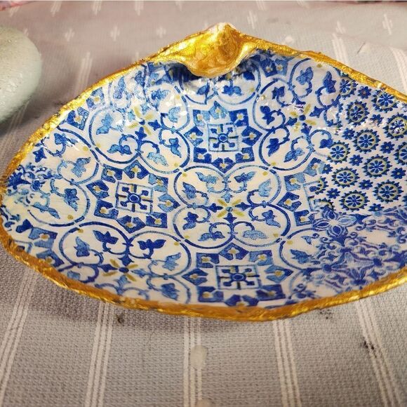DECOUPAGE CLAM SHELL DECOUPAGE BLUE PATTERN ON A CLAM SHELL TRINKET DISH - Picture 5 of 11